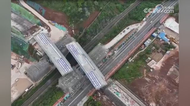 重庆:双桥同转成功上跨成渝铁路