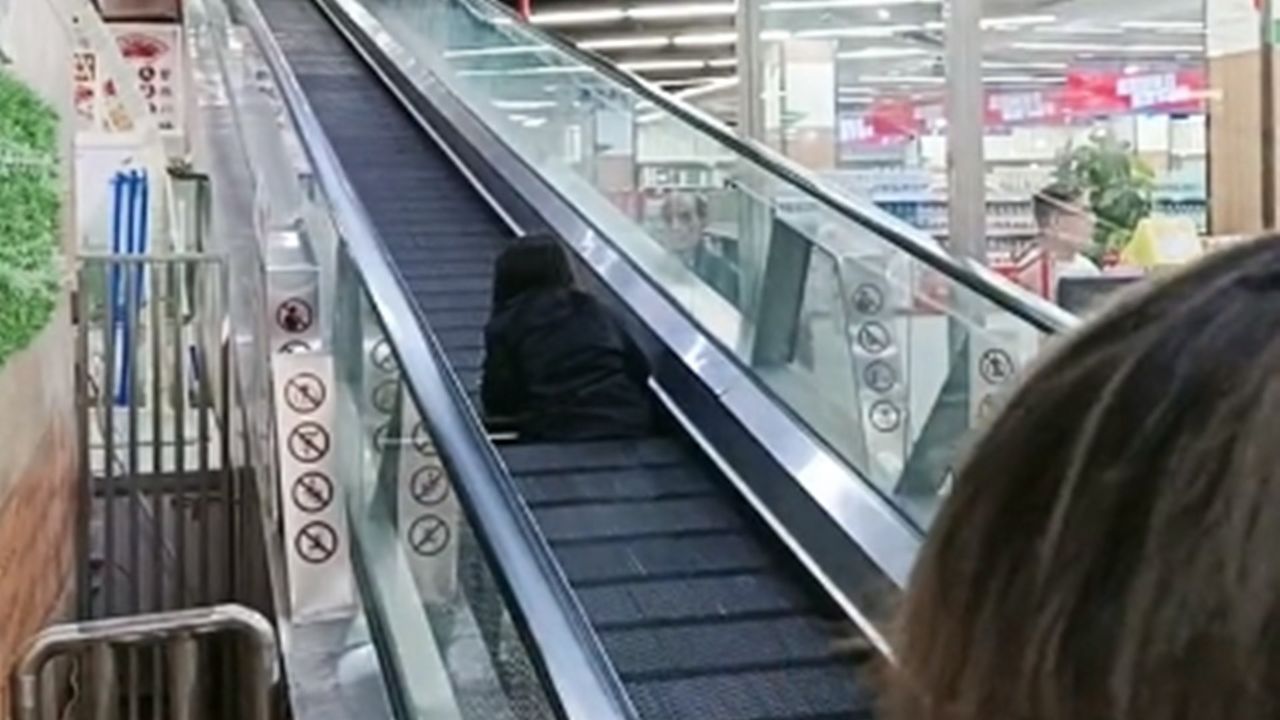 上海一超市扶梯出事故,女子下半身陷入电梯,不停哭喊呼救