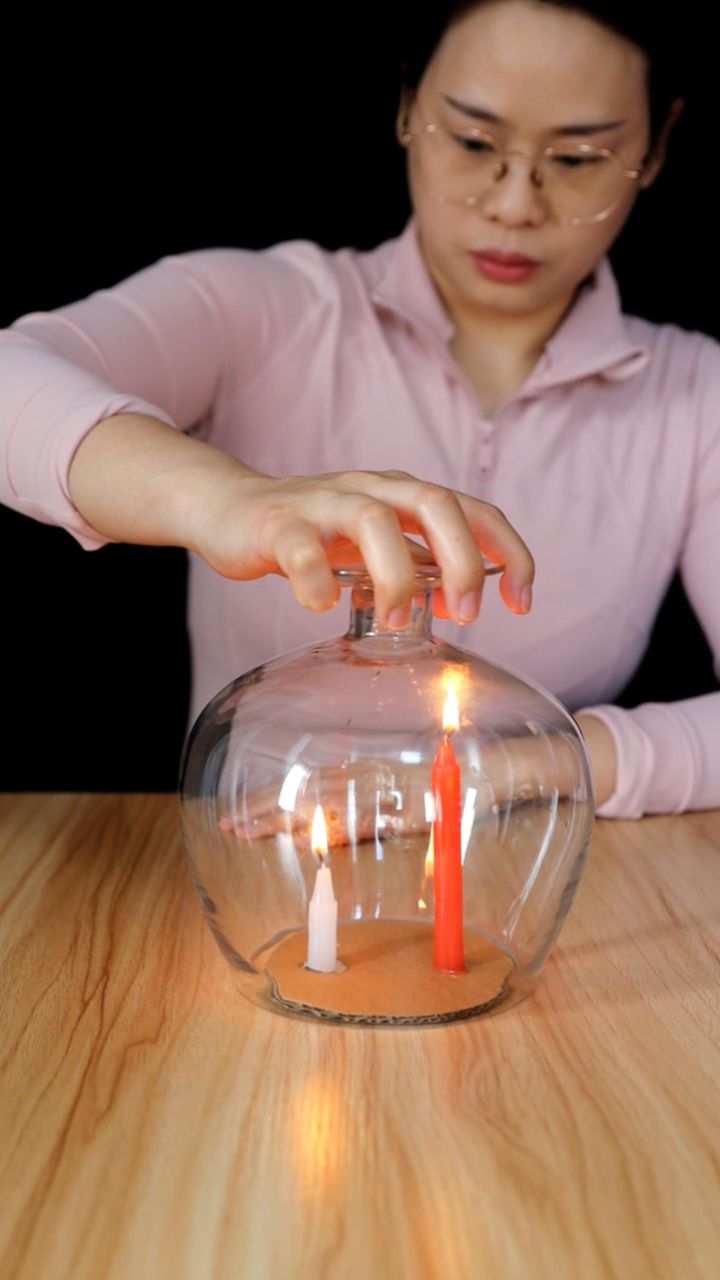 一高一矮两根点燃的蜡烛,倒扣在杯子里谁会先熄灭?