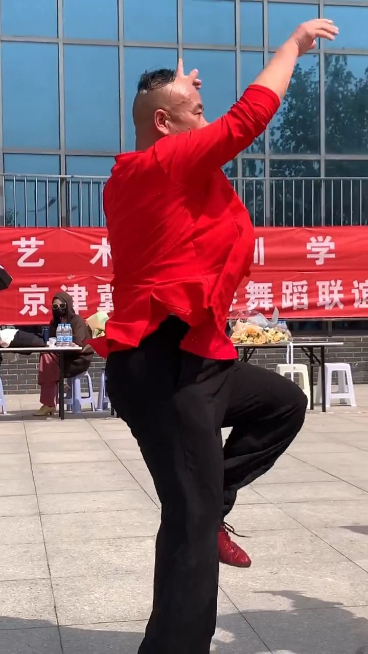 胖子周颖舞姿优美