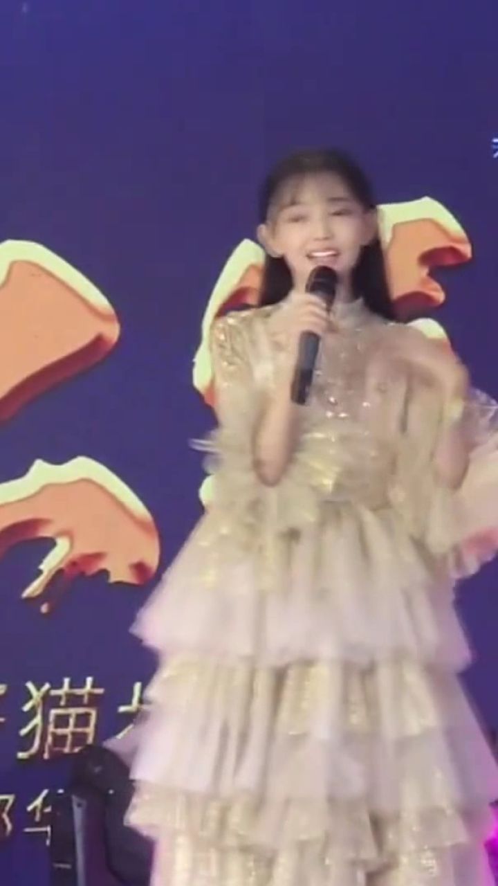 童模宋小睿参加活动,感觉这次她是真唱了,应该没开声卡