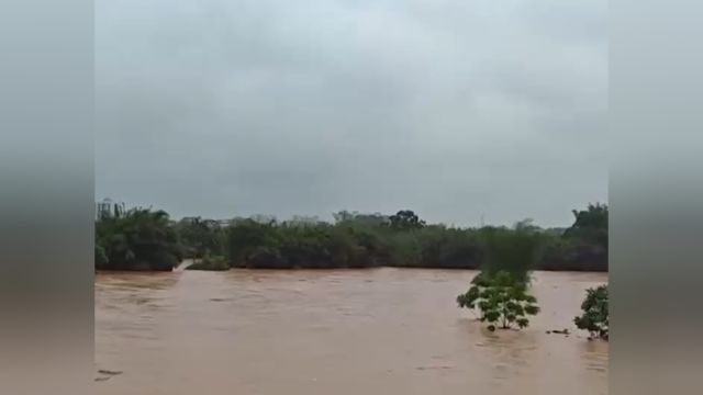 南方多地遭遇强降雨,广西藤县:部分厂房屋顶被强风掀起塌落一地