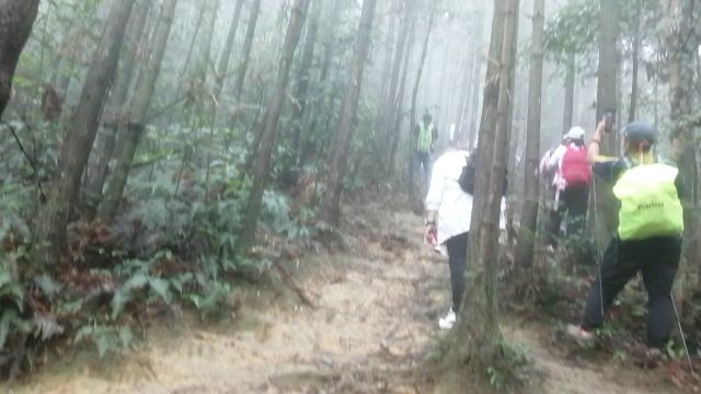 云雾中艰难登广东八排山