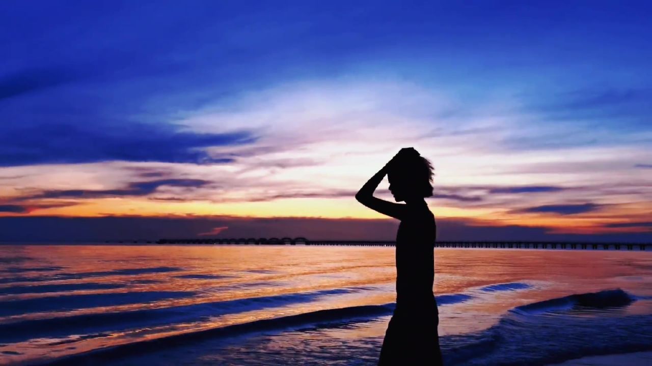日落 #精彩片段 #美女 #夕阳下的背影 #爱情 #海边日落晚霞 #伤感