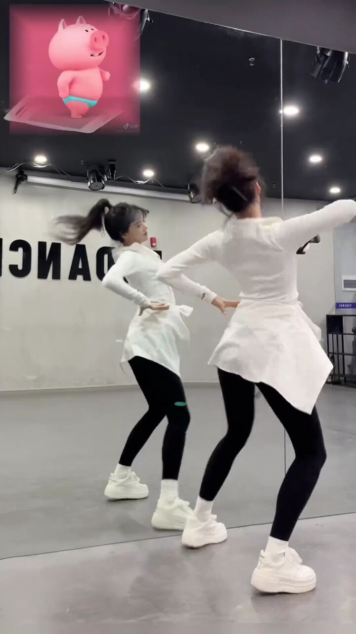 群舞 #大长腿 #美女摇 #女性独舞 #镜面舞蹈 #舞蹈室跳舞 #舞蹈练习室