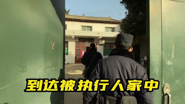 周至法院执行干警接到申请人提供财产线索,发现被执行人车辆,执行干警立即前往执行扣车