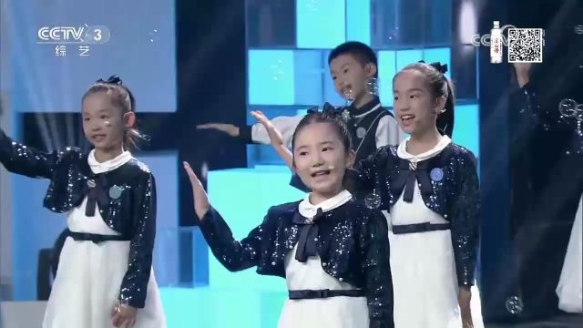 可爱演唱童年歌曲《蓝精灵之歌》,熟悉的旋律,勾起满满的回忆