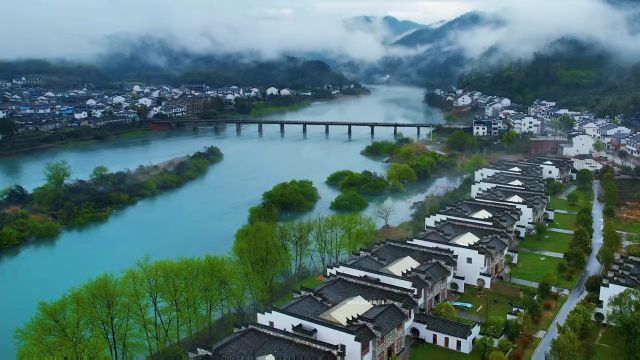 这里是泾县桃花潭,一场雨后,成就了这样的一幅天然水墨古画卷!千余年前,李白在此留下千古绝唱“桃花潭水深千尺,不及汪伦送我情”春游江淮请您来...