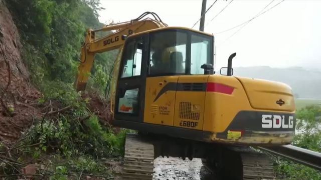 江西武宁:合力清理道路塌方,目前已恢复通行