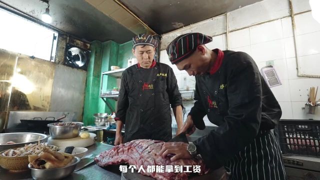 云南玉溪,罗娟带着几名聋哑人员工开了一家“无声饭店”从食品采购到员工的生活用品