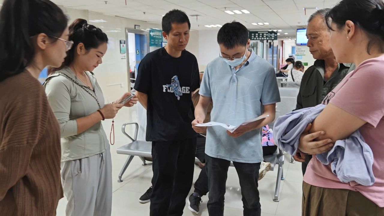 公公生病住院,大哥大嫂秋子都赶来医院,周医生也来看公公的病情