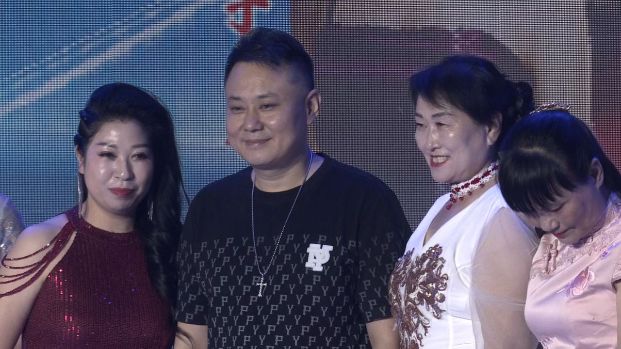 《音为有乐》红色战队队长高安带领大家一起合唱《你不来我不老》