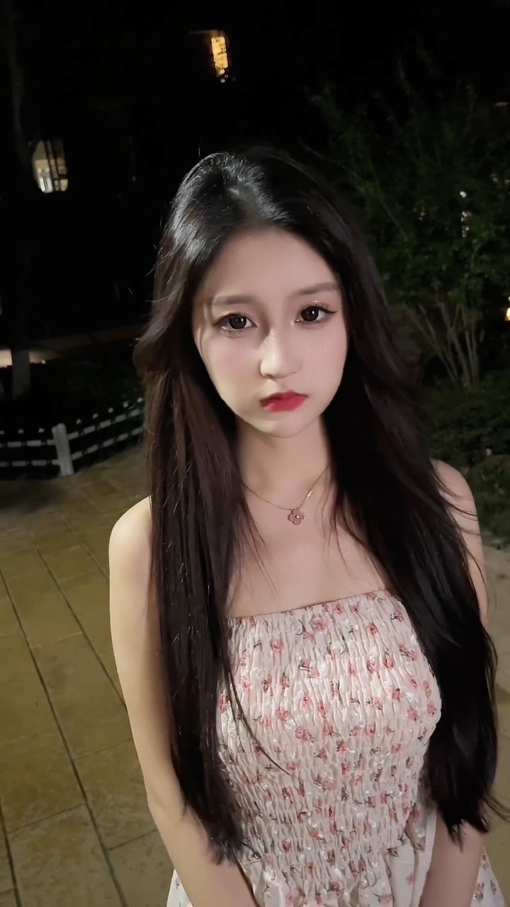 今天晚上魏南突然约我,说她怀孕了,管我借钱,我却只能去找芊总,一瞬间