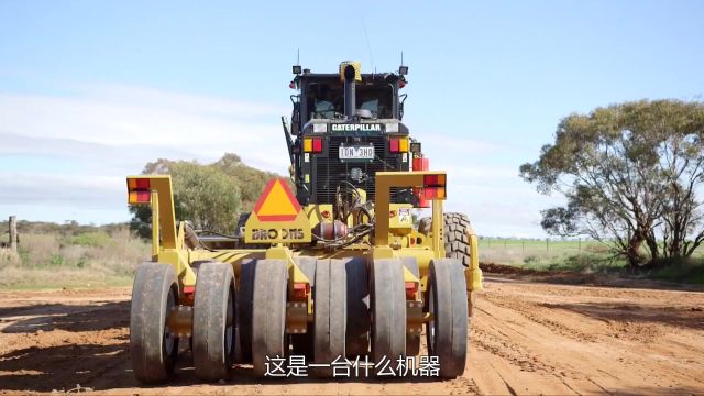 什么是路面整平机?刮板配合12条轮胎,所到之处路面皆平