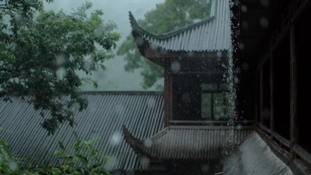 陷入雨天的氛围里