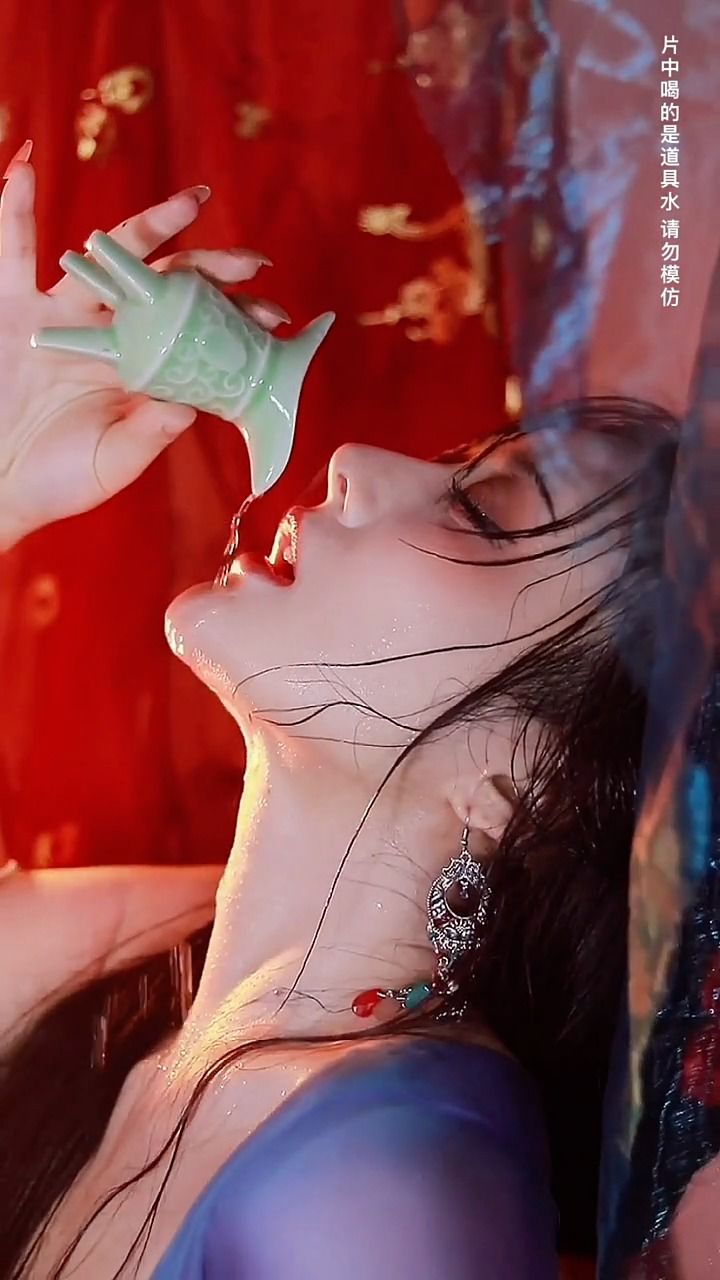她好喝酒,却从不与人对饮