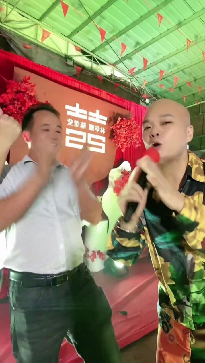 光哥现场编歌 这可能就是老板人生最幸福的巅峰时刻 一起鼓鼓掌