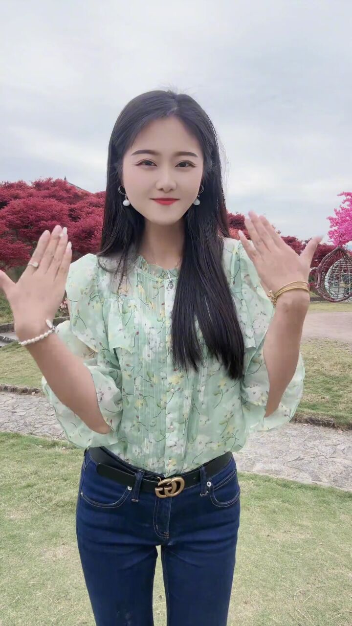 重庆婷儿: 牵着我的那个妹妹,心里像着了火……#手势舞 #招牌笑容