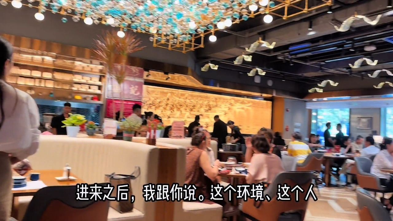 一层的云山茶餐厅广东大厦里有两家,一层是吃小吃的