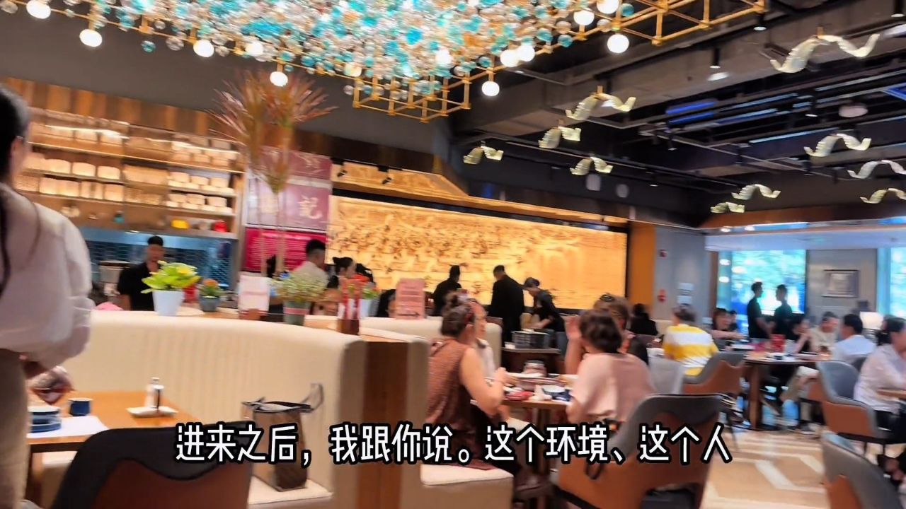 一层的云山茶餐厅.广东大厦里有两家,一层是吃小吃的.