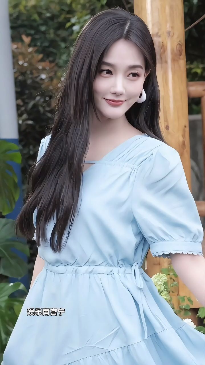 李一桐什么造型都hold得住,甜美可爱,个性又不失温柔