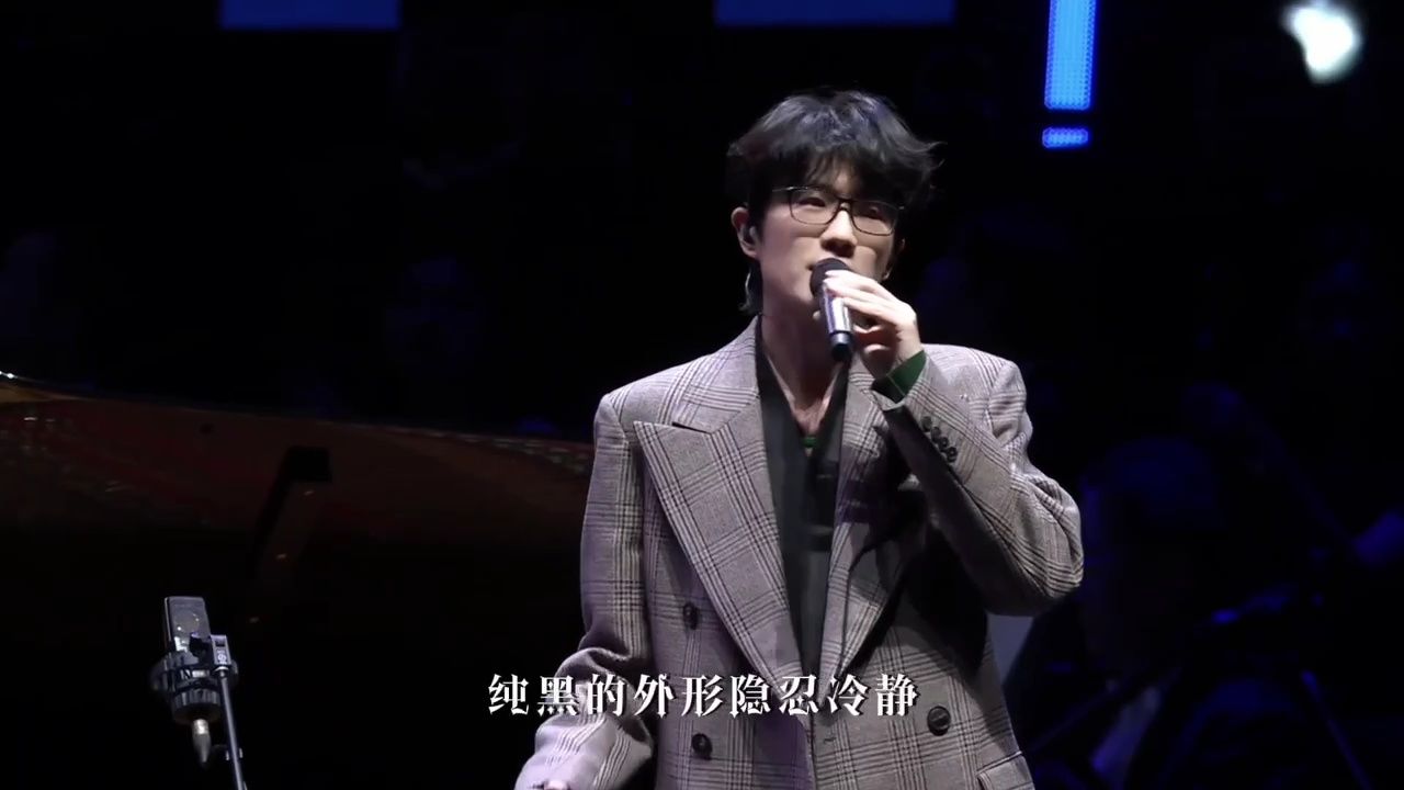 许嵩和朗朗梦幻联动表演《乌鸦》,暗调舞台氛围感拉满,演绎出了成长