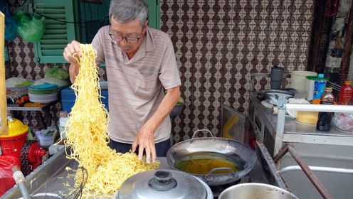 街头美食传奇：越南街头，一位祖父40年的面条匠心传承