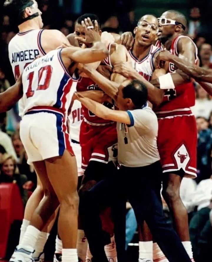 恶人兰比尔上场的目的不是为了打篮球,而是想方设法打乔丹!