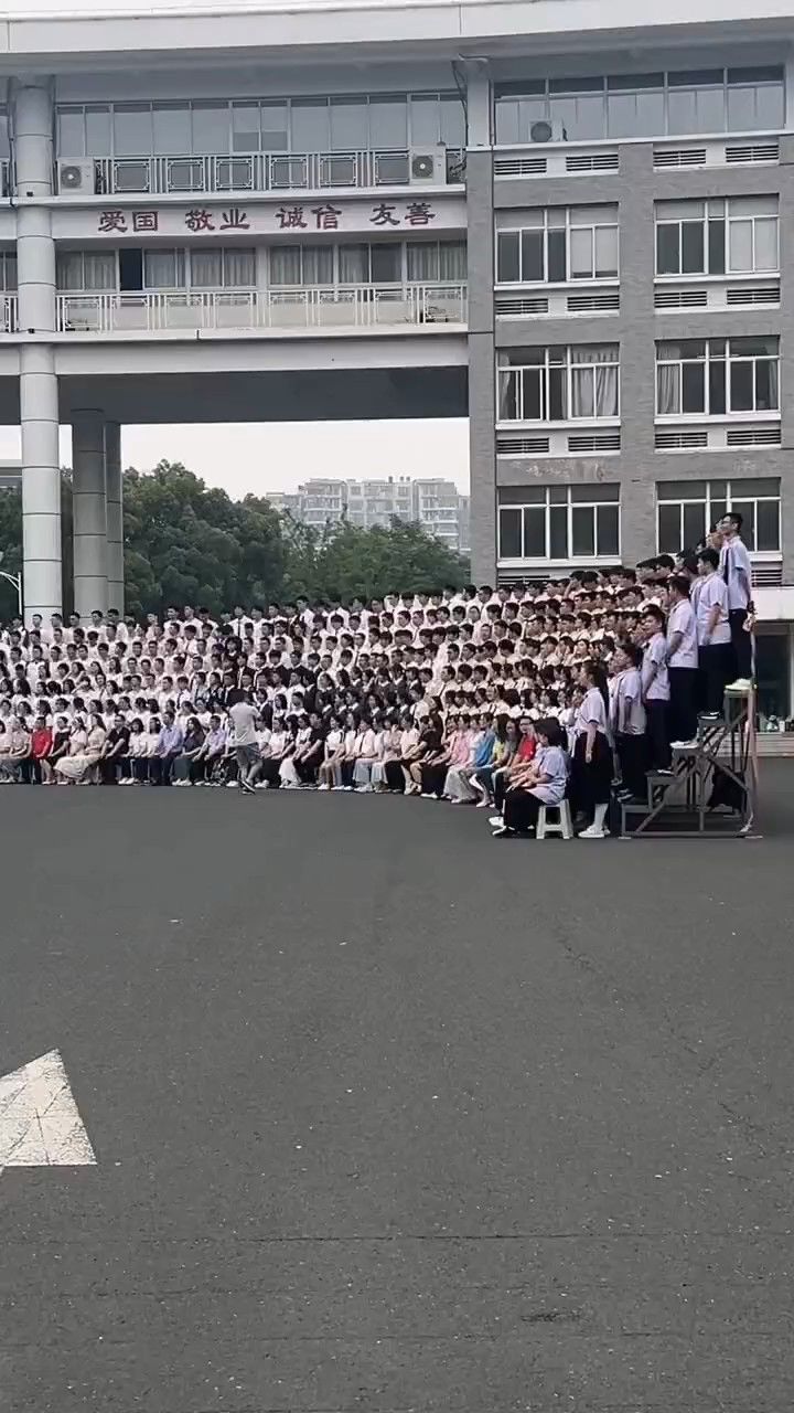 网友"云@":最难忘的瞬间,青春不散场,省溧中拍毕业照啦!