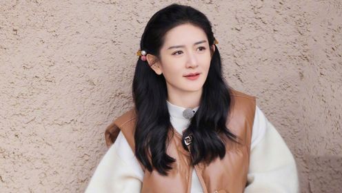 谢娜晒出游香港vlog,穿搭清新身材纤细,扎双马尾素颜少女感满满