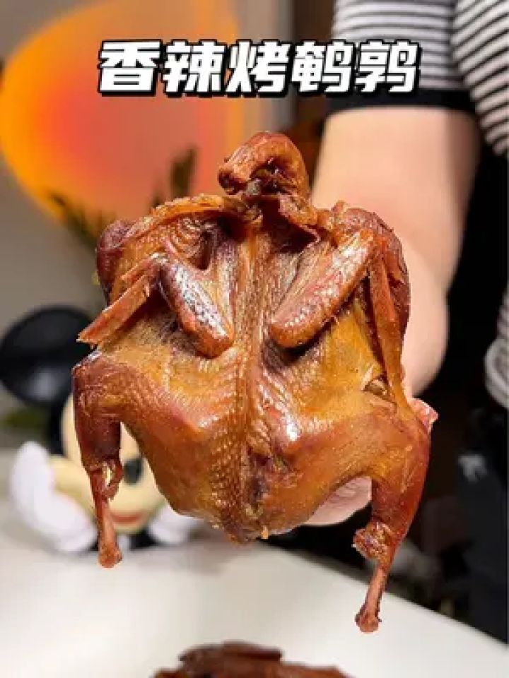这个#烤鹌鹑 香辣入味,肉质紧实有嚼劲,来上两个追剧下酒巨香巨好吃!