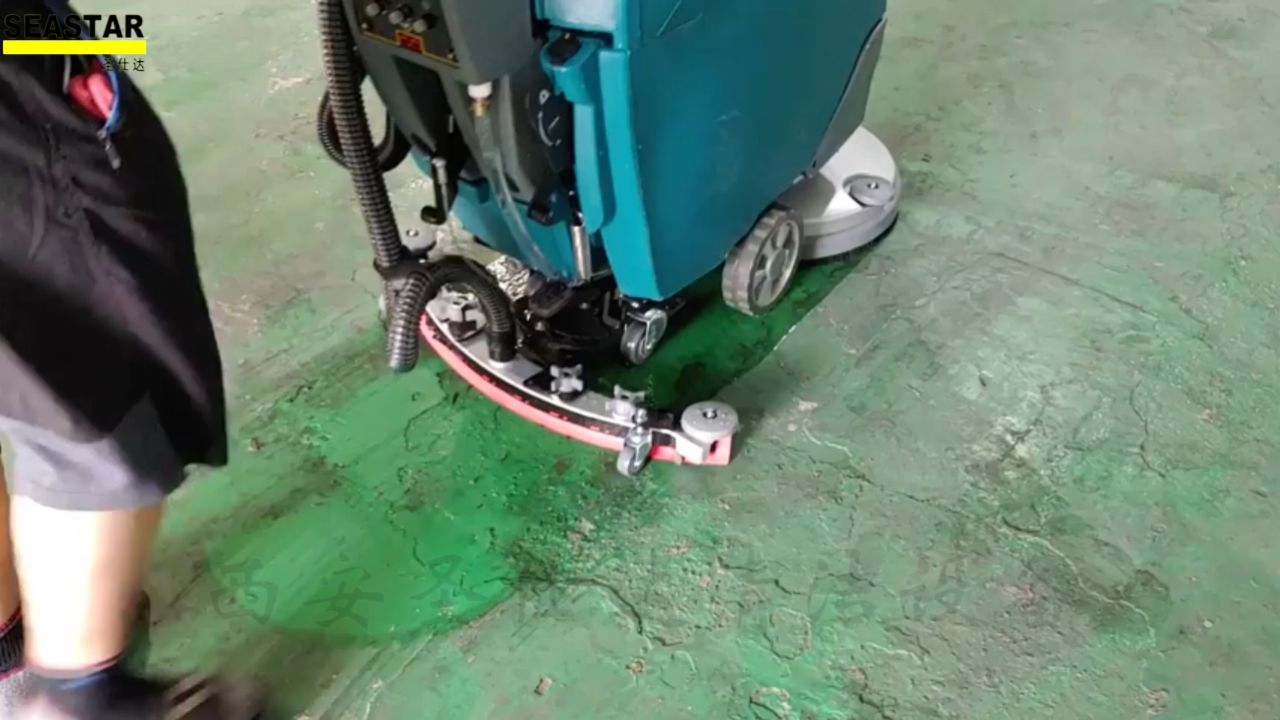 西安手推式洗地机在汽车配件加工车间的环氧地坪清洁和油脂污垢清洗