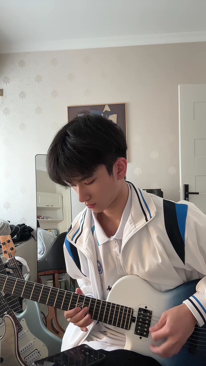 geegeegeebabybaby.男高中生校服电吉他g