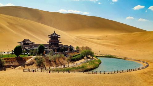 月牙泉,中国西北的一颗明珠,一个神秘而壮观的自然奇景.