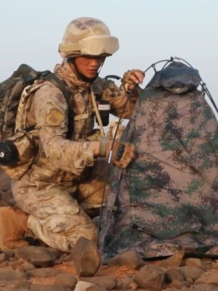 驻吉布提保障基地组织野外宿营与徒步行军训练