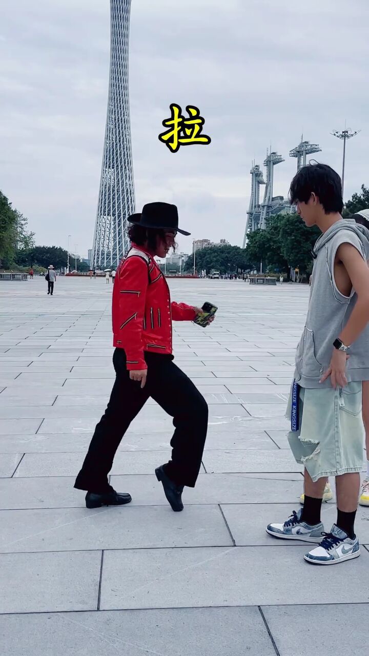 太空步不是一般人能学会的…才怪,随手一抓就是一个杰克逊!