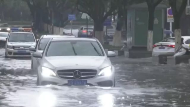 江西抚州:多个县区降下大暴雨,部分道路及民房出现积水