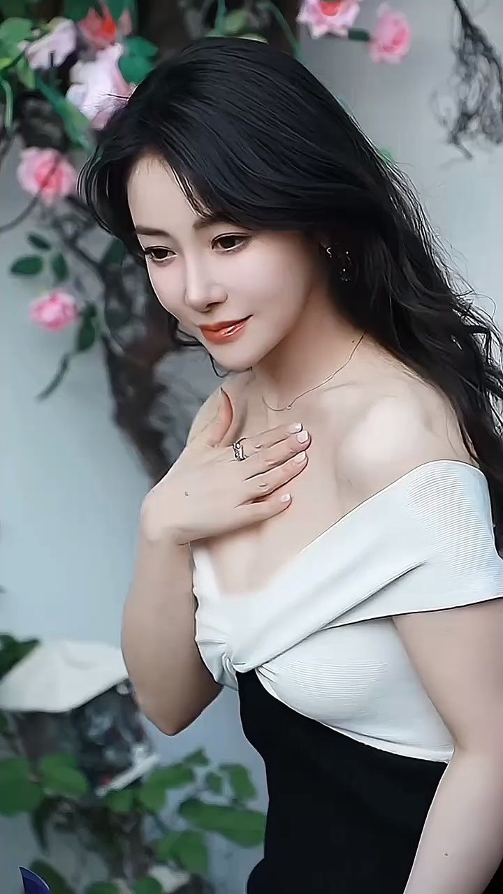 陈紫函,1975年出生于重庆市,祖籍湖北省武汉市黄陂区,中国内地女演员