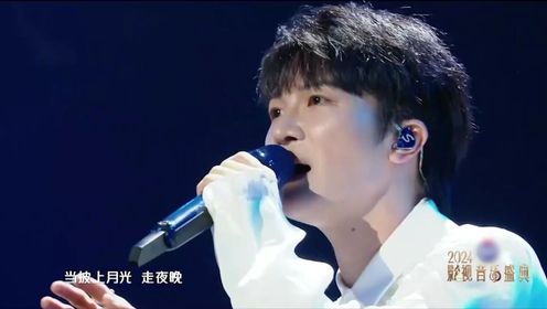 周深出席影视音乐盛典，献唱《庆余年2》片尾曲《借过一下》。用音乐描绘故事，少年的肆意洒脱跃然眼前。