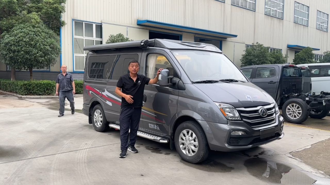 性价比高外观小巧的大通v80短轴低顶房车,升顶大空间降顶小身材