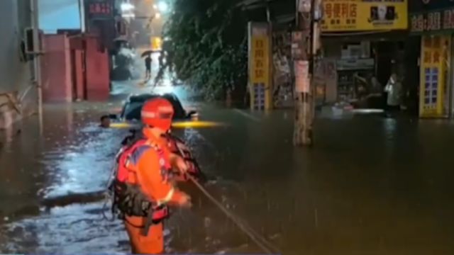 强降雨致湖北崇阳城区积水,消防连夜转移被困群众