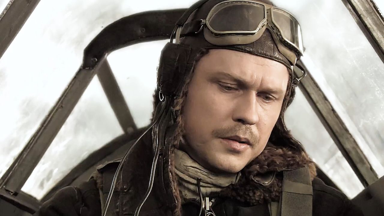 战争片《飞行英雄》:苏联飞行员迫降敌后,巧破敌人诡计
