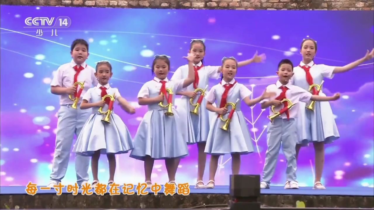金艺童声合唱团《闪耀的时光》cctv-14少儿频道 大手牵小手