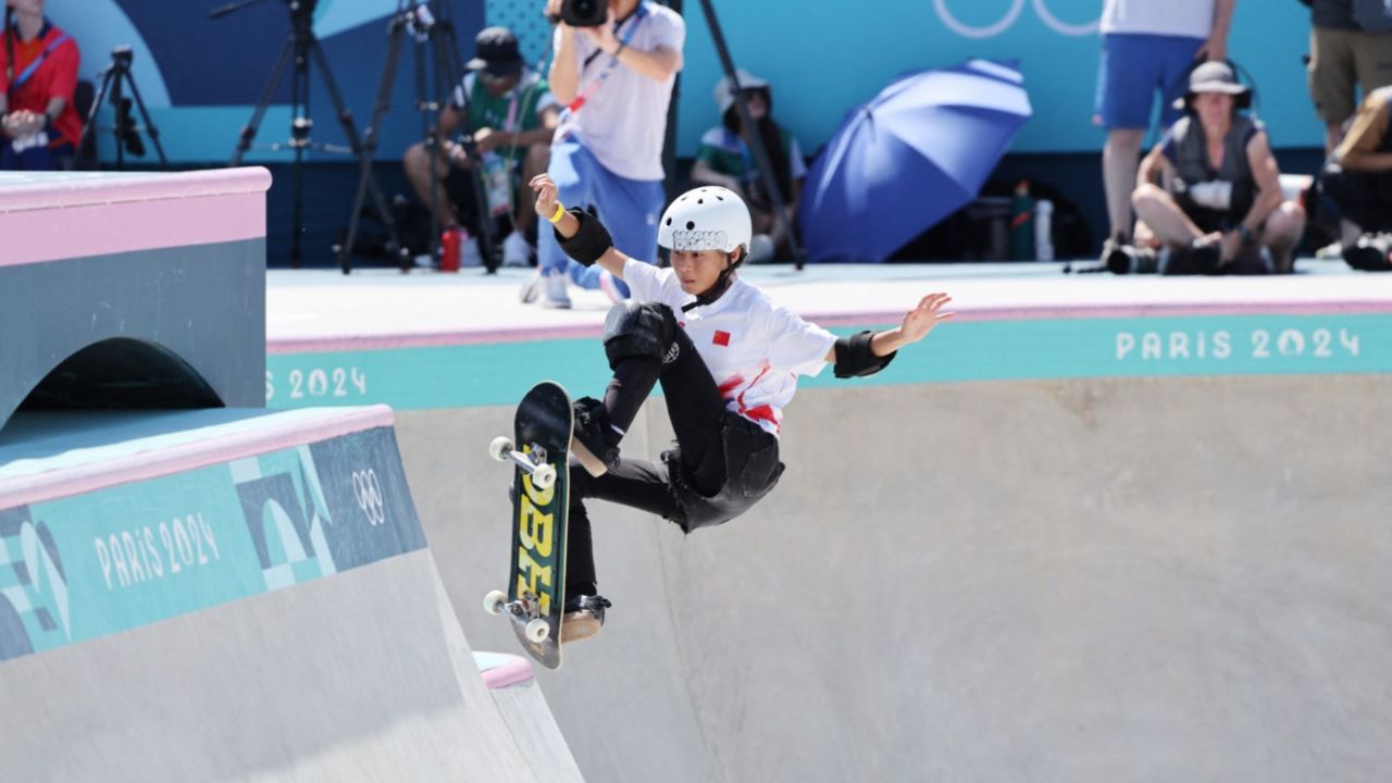 很棒了!本届赛事年纪最小选手,11岁的郑好好完成滑板比赛 无缘晋级!