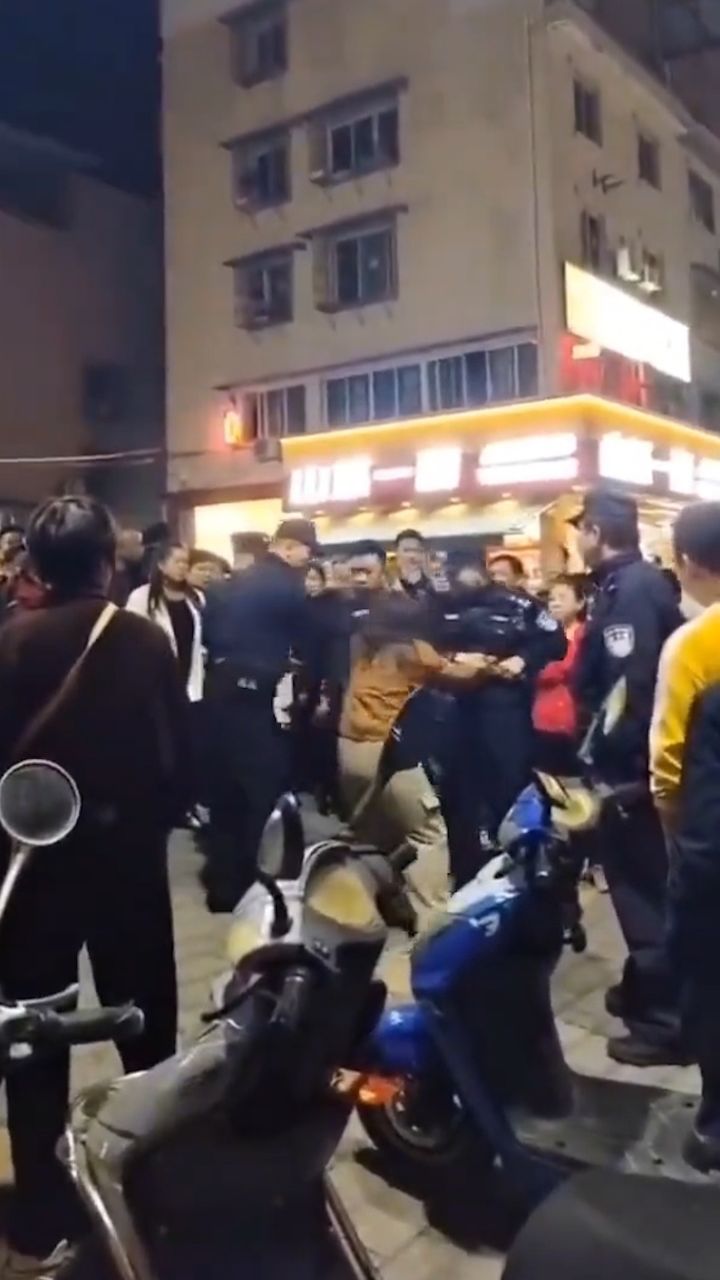 警方通报辅警被夺取警棍:因家庭纠纷情绪激动,涉事女子被行政处罚