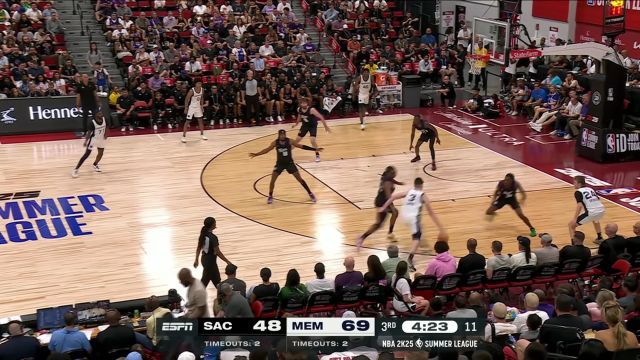 感受一下NBA的强度！拉拉维亚强硬杀进篮下造成2+1