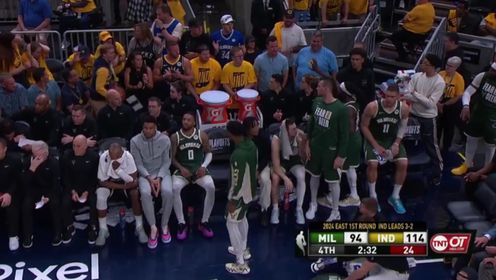 《NBA全场集锦》输急眼了？贝弗利哄骗步行者球迷把球给他 随后大力回砸