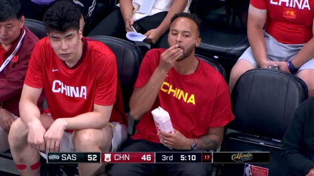 打得这么下饭吗？李凯尔男篮替补席狂吃爆米花