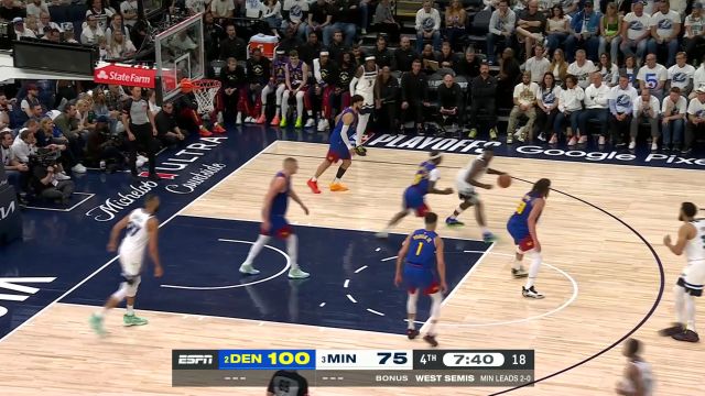 反击速度快如闪电！穆雷抢断快攻接戈登妙传劈扣得手