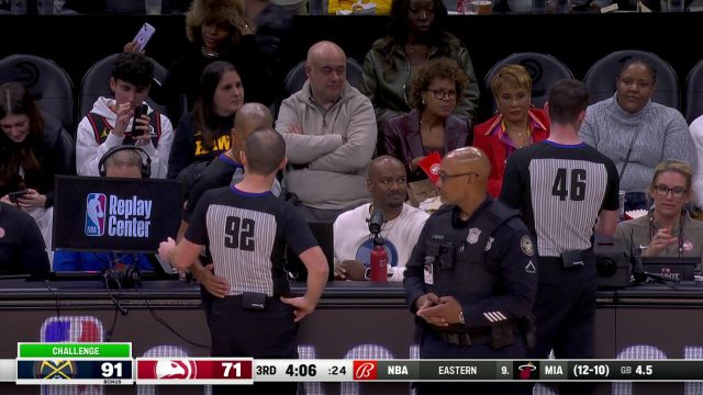 轻松时刻！约老师回放期间转球找乐趣